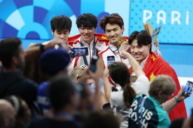 1723393637303050286.jpg 巴黎奥运会丨游泳——中国队获男子4x100米混合泳接力金牌+XxjpseC008775_20240805_MVPFN0A001.jpg