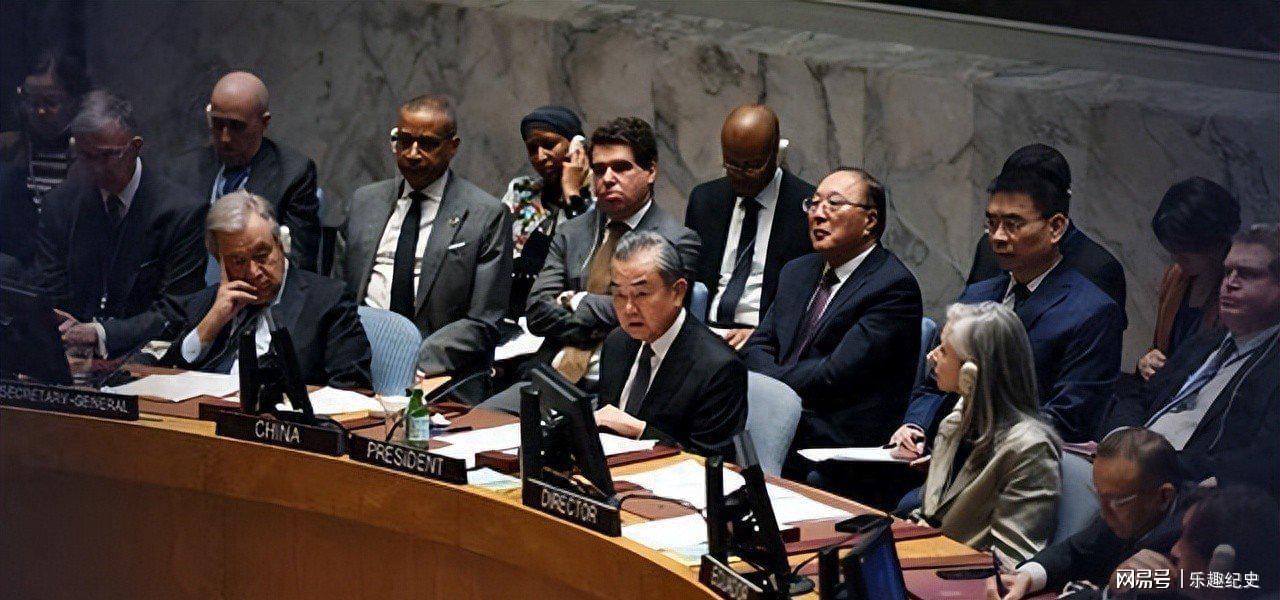 B体育首页-“外交男神”王毅年轻旧照，与妻子罕见同框，岳父曾是周总理秘书